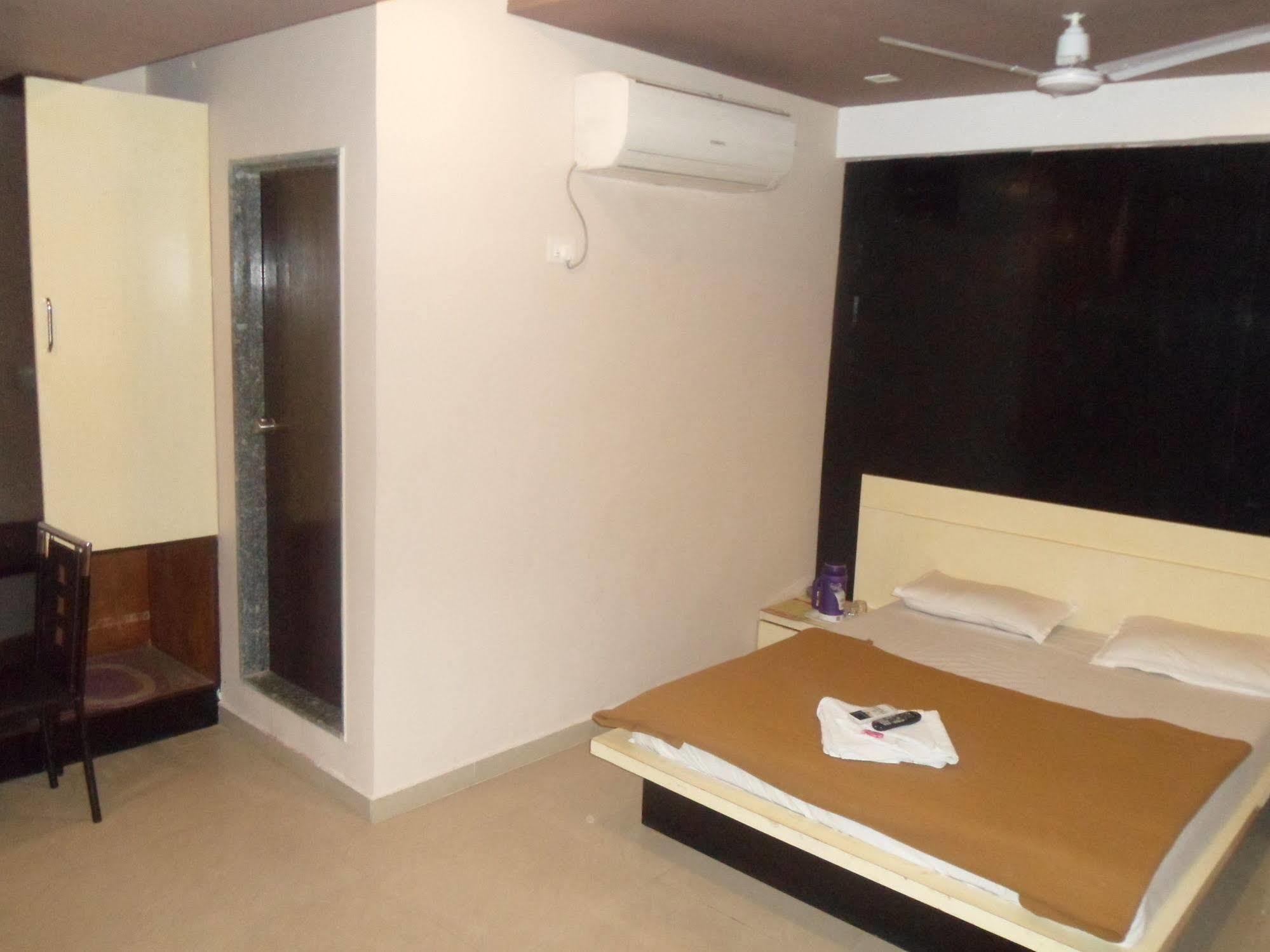 Hotel Canada Palace Batwa Екстер'єр фото